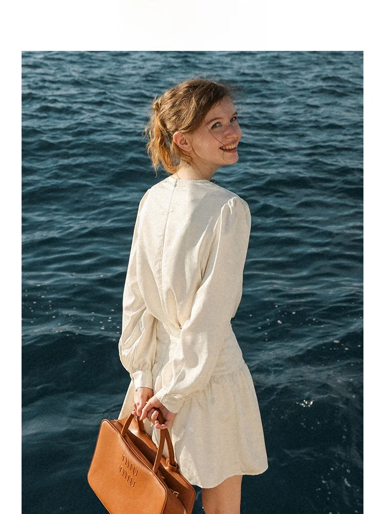 デート服 秋 20代 にぴったりな「フランス風 白色トップス」とは？