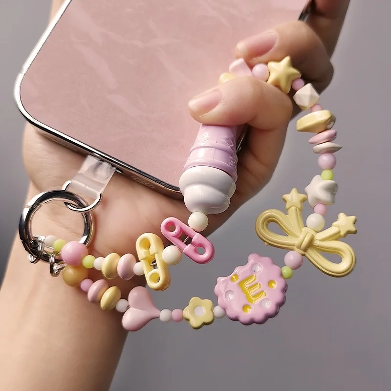 グッズを飾るなら、スマホストラップで部屋の雰囲気を変える方法は？