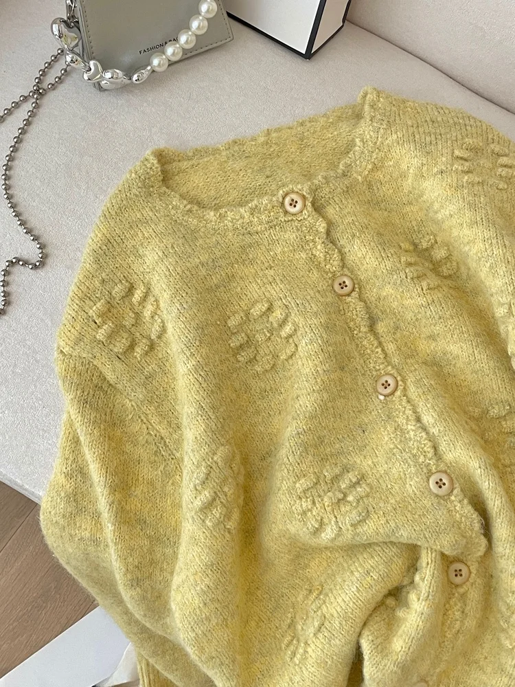 ゆったりとしたニットカーディガン【ハンド刺繍・ラウンドネック】：春の日常着としての実用性とデザインバランスを解説