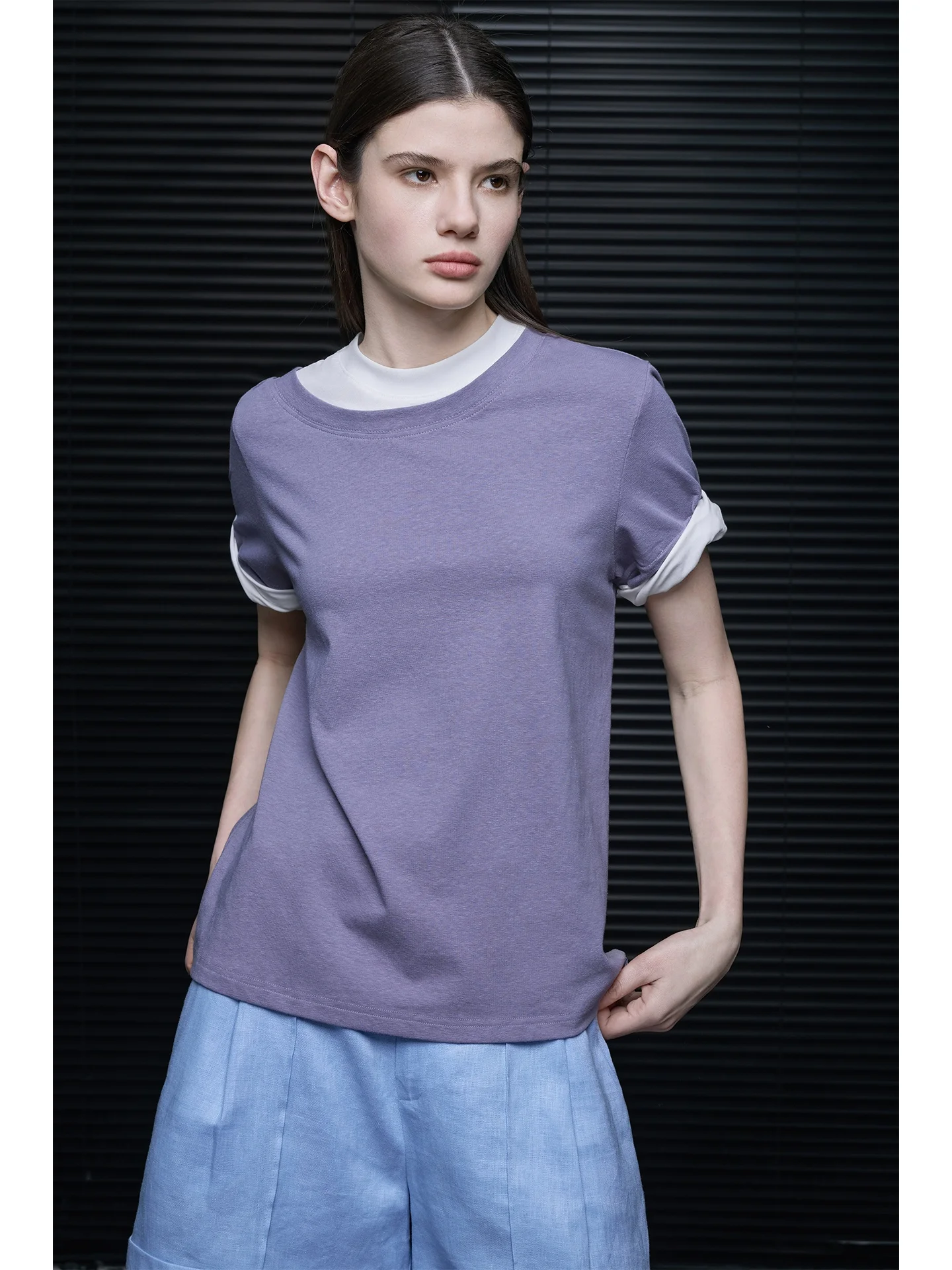 「tシャツ 2枚重ね」で失敗しないコーデは？バイカラーのクルーネックTシャツが解決する理由
