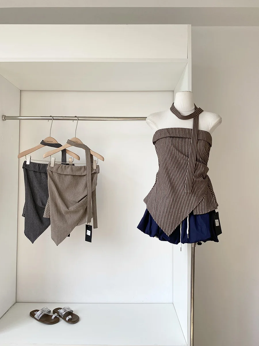 ハーパンコーデの着こなし方：不規則ヘムデザインのオフショルダータンクトップで実現するレトロスタイルのバランス
