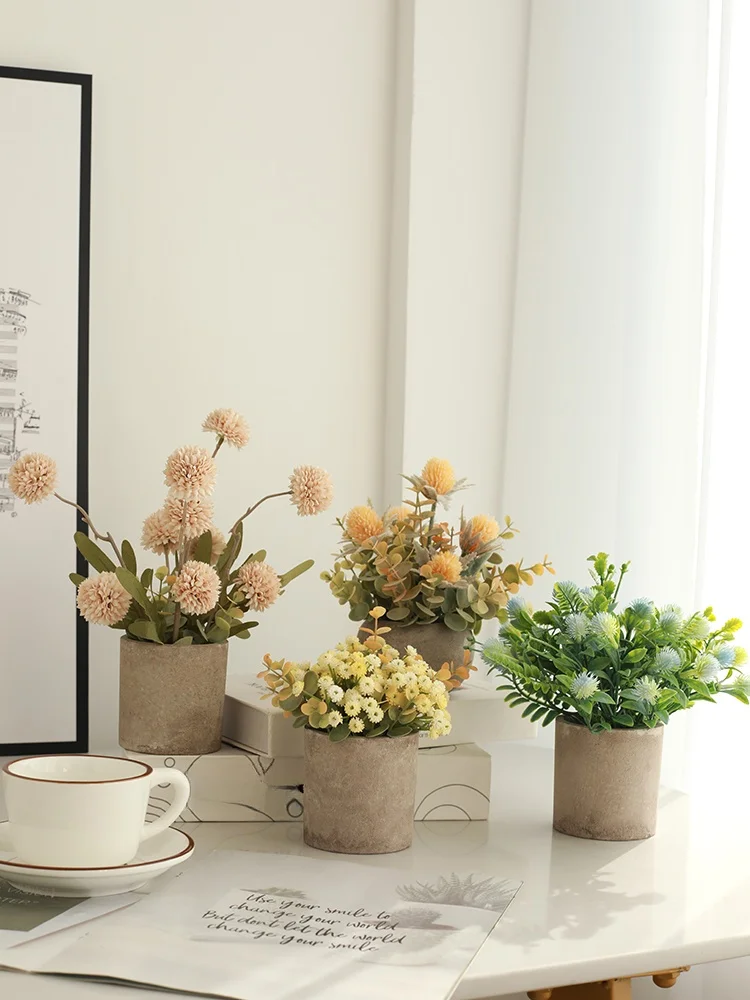 リビングに植物を置くなら、ミニ造花アレンジメントが本当の「おしゃれ」を生む理由は？