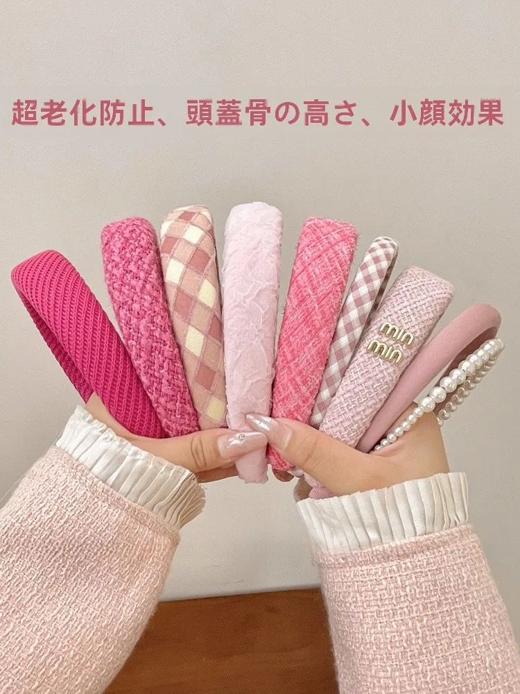 ピンクのヘアバンドは女性向けのシンプルで甘いデザインが特徴