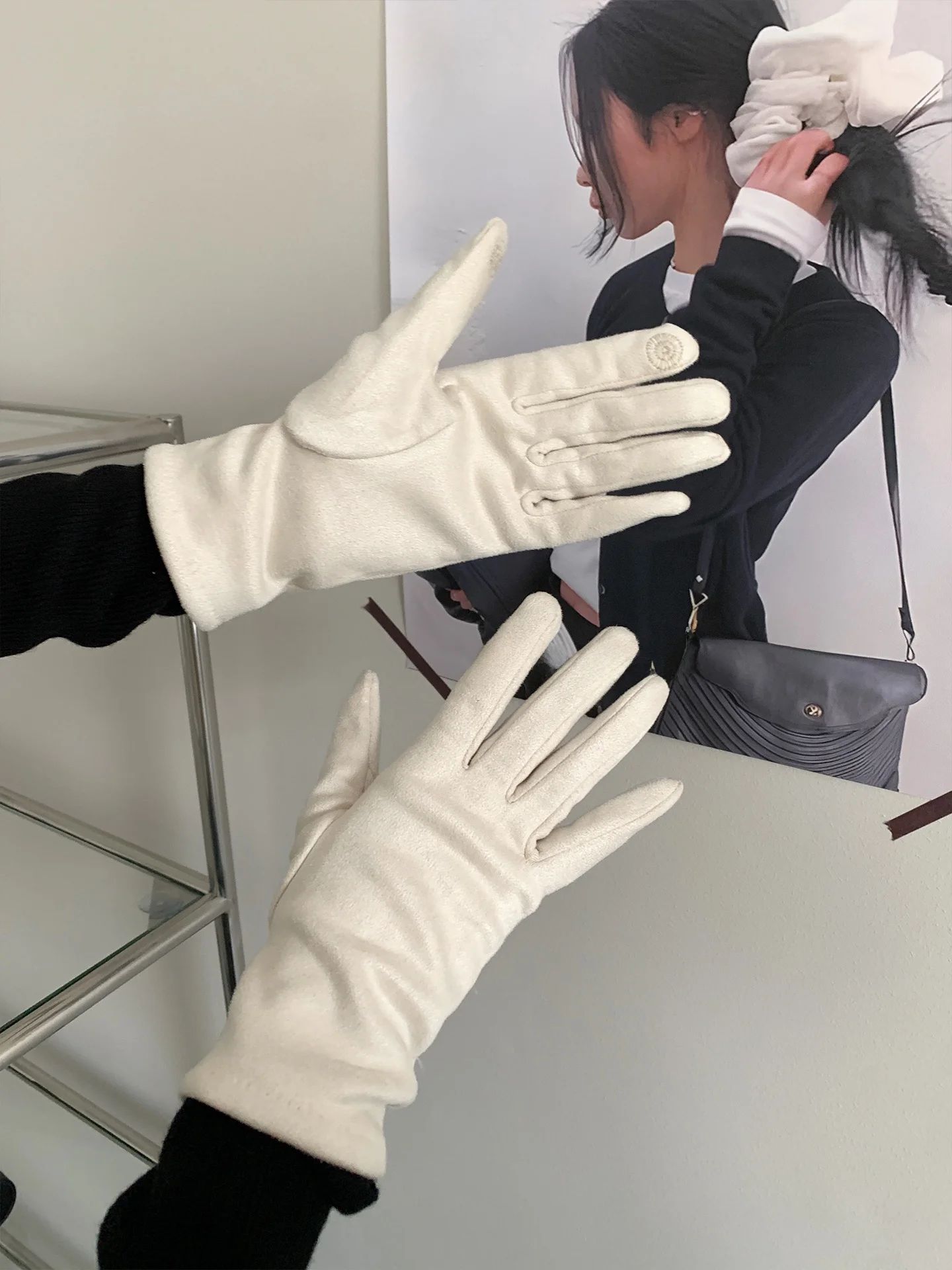 触れることができる極上の柔らかさの毛糸手袋：手荒れ予防に最適な冬用分指手袋