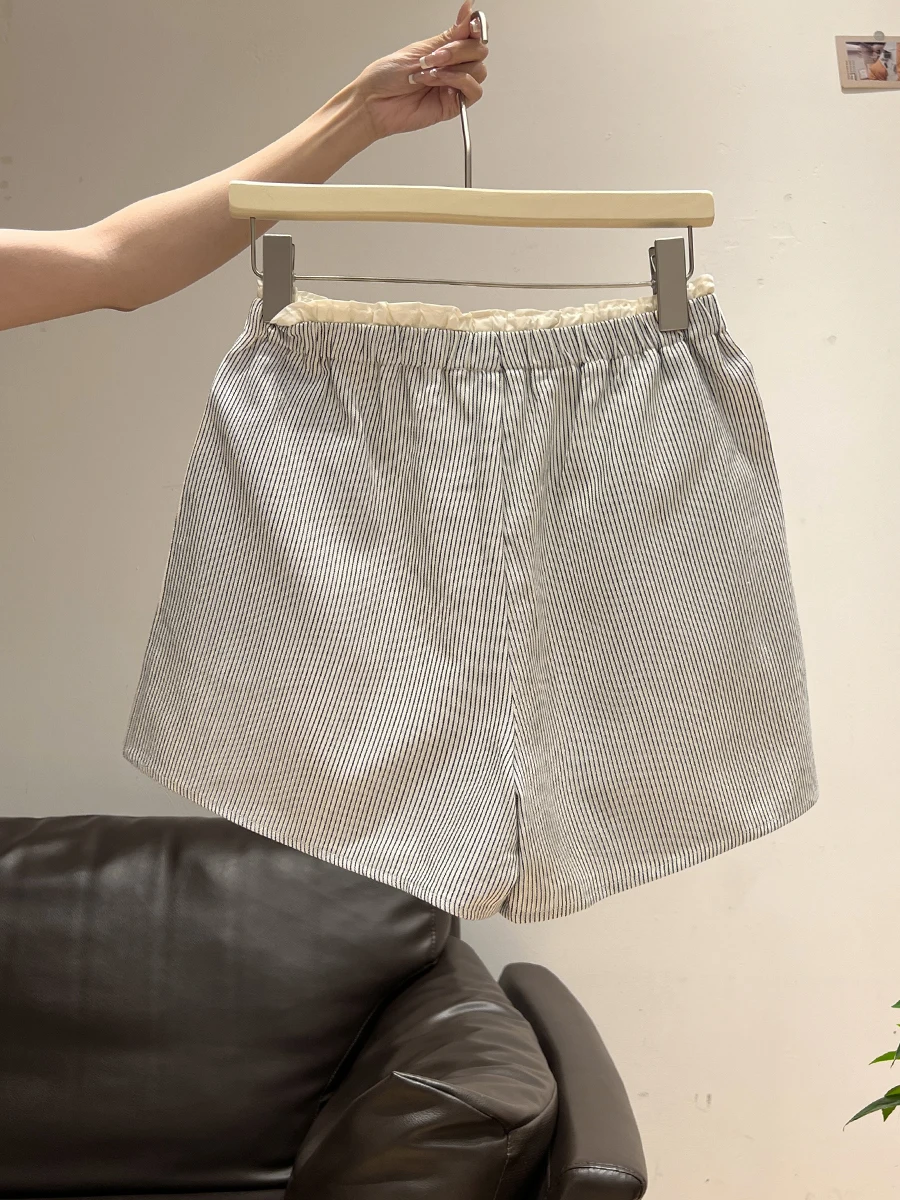 ショートパンツコーデで失敗しない方法は？青いストライプのリボンデザインが解決する夏のスタイル悩み