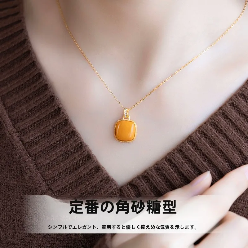 天然琥珀の蜜蜡ペンダントネックレス：20代女性に最適な安価で可愛らしいデザイン