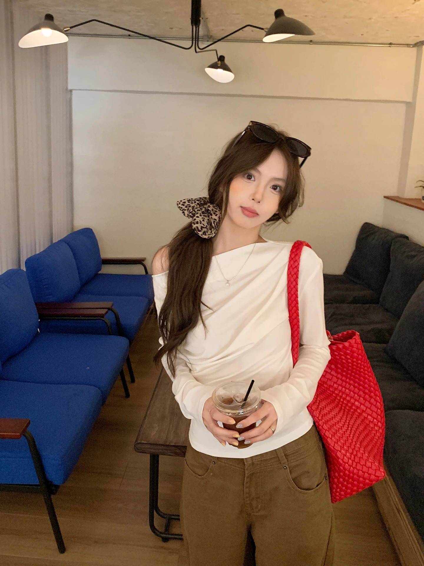 Tシャツを横から着るとき、どうやってスタイリングするの？