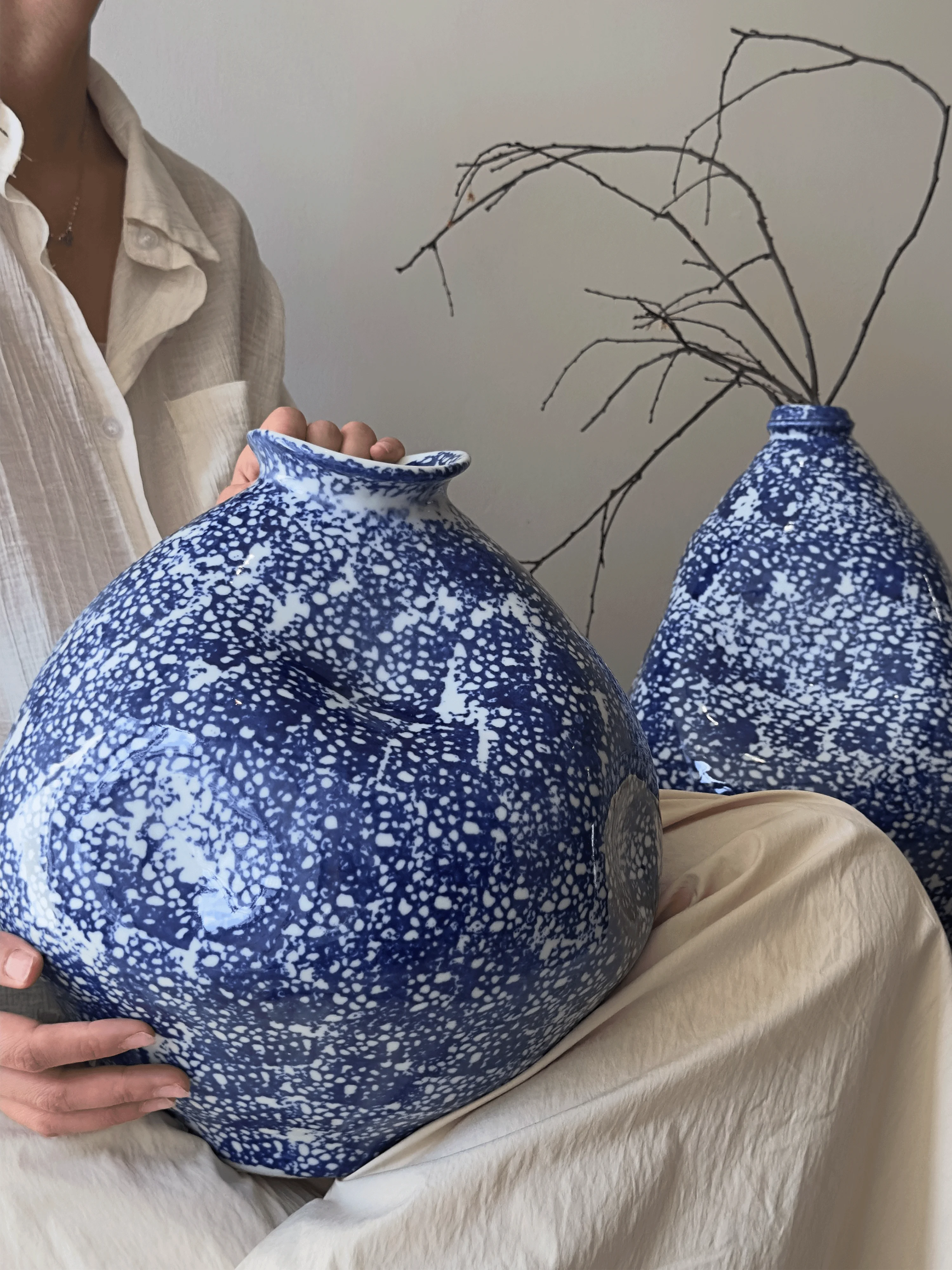 二輪挿し 花瓶 をどう選ぶ？侘寂風の陶器花瓶がもたらす、心の静けさとは