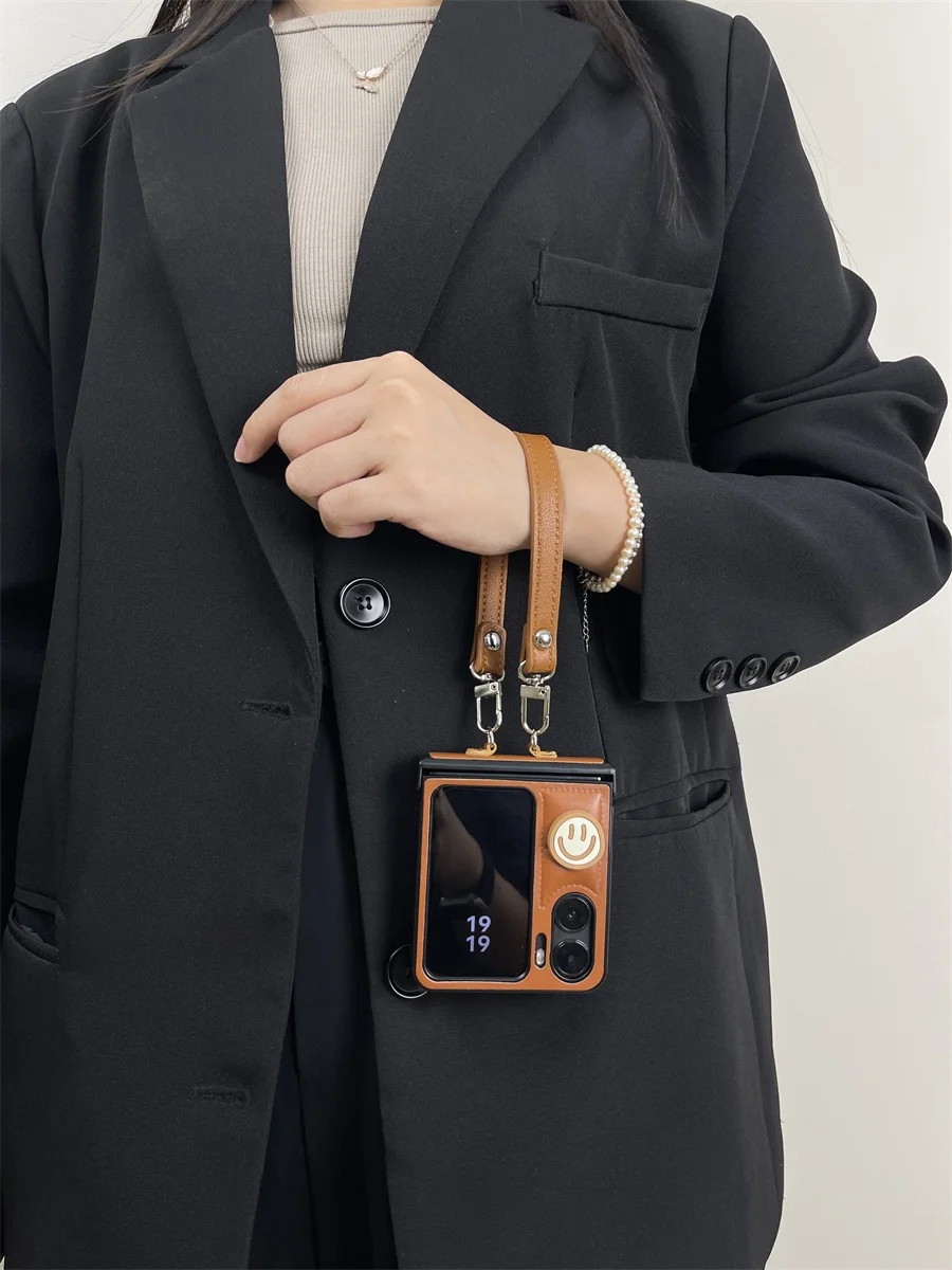 秋冬向けキャラデザインのカラメル色スマートフォンケース：折りたたみ式で防落下と個性的なデザインを実現