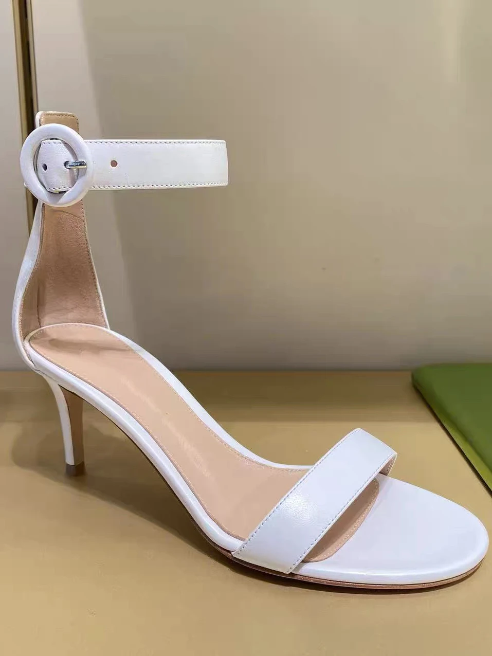 パンプス ストラップ とは？全羊皮の一字ベルトヒールサンダルの実用性と構造解析