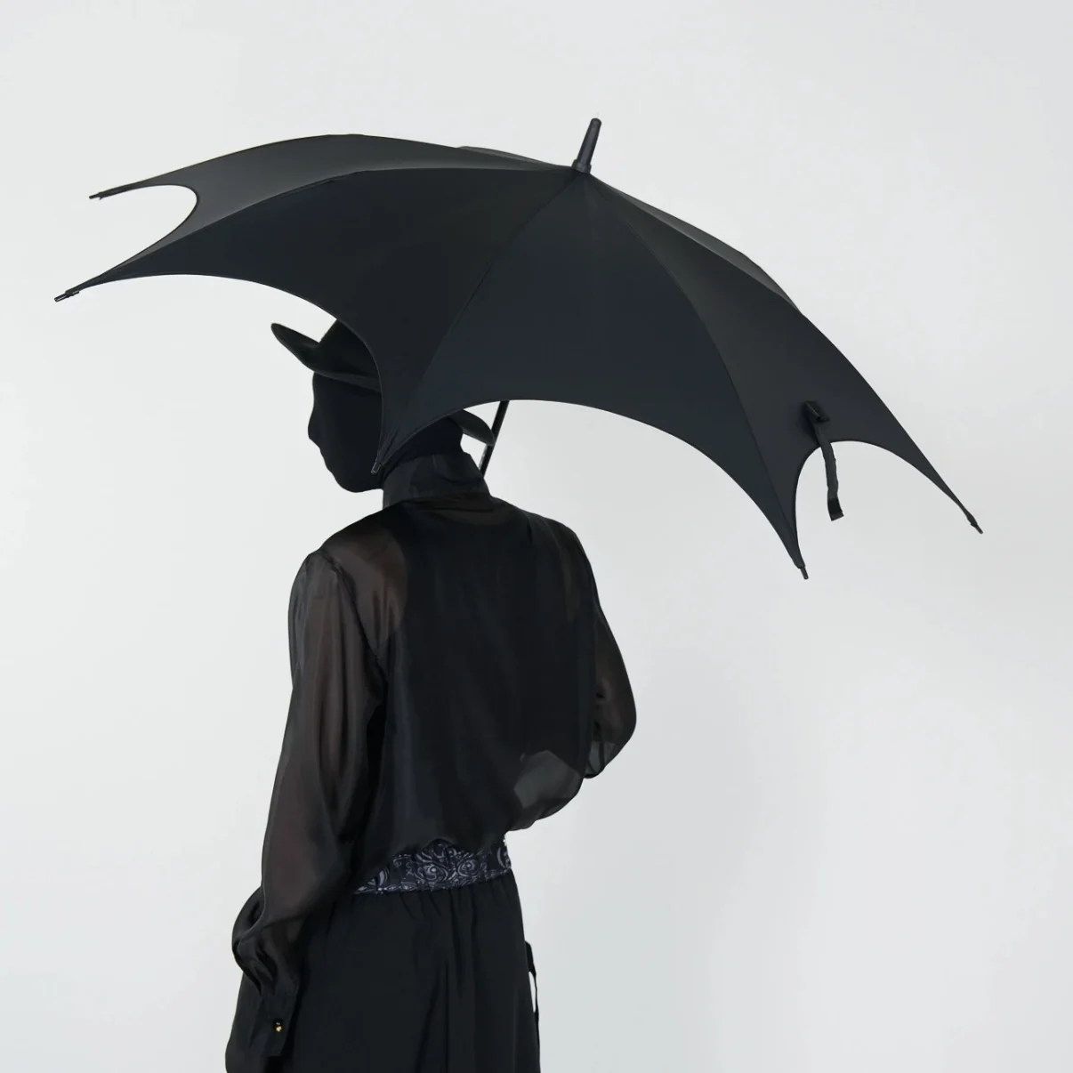 ゴシック長柄傘：晴雨兼用・ダーク系・ロリータスタイルの全天候性能と実用性