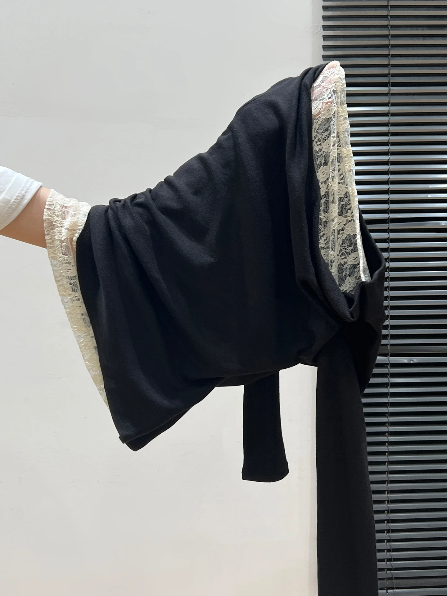 通勤風のTシャツの下に着る長袖は、どう選ぶ？