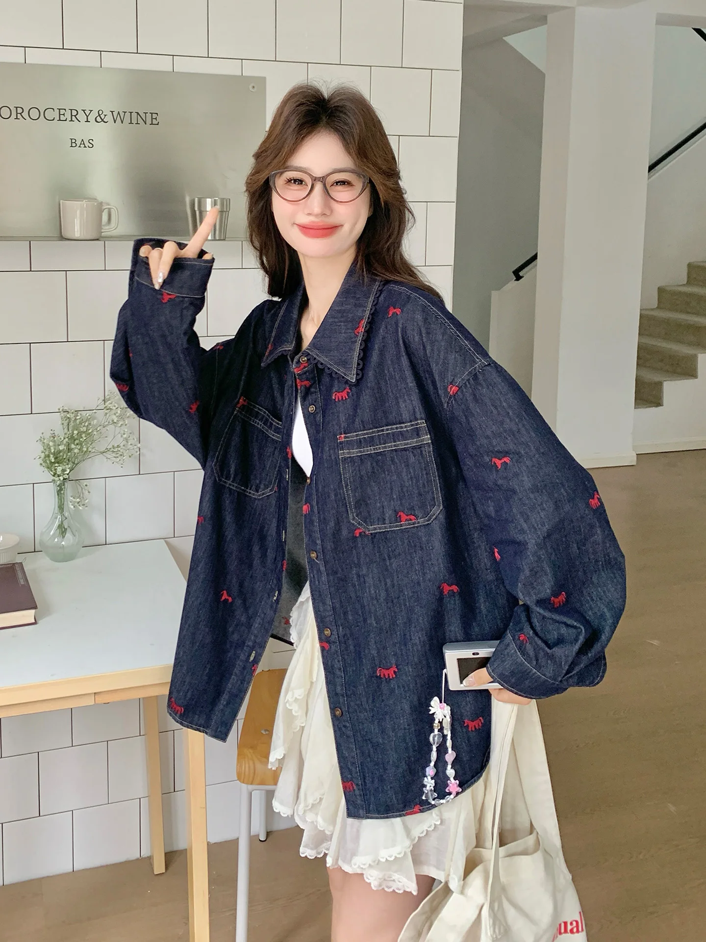 刺繍小馬プリントデニムシャツ：通勤風女性向けの春用短丈デザイン