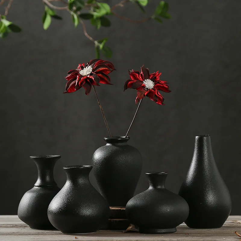おうち時間を豊かにするおすすめアイテム｜リアルな造花と陶器花瓶のバランスガイド