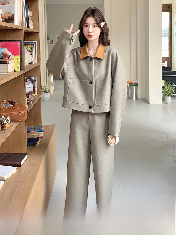 グレーのオーバーサイズトップスとワイドパンツで実現するワントーンコーデ