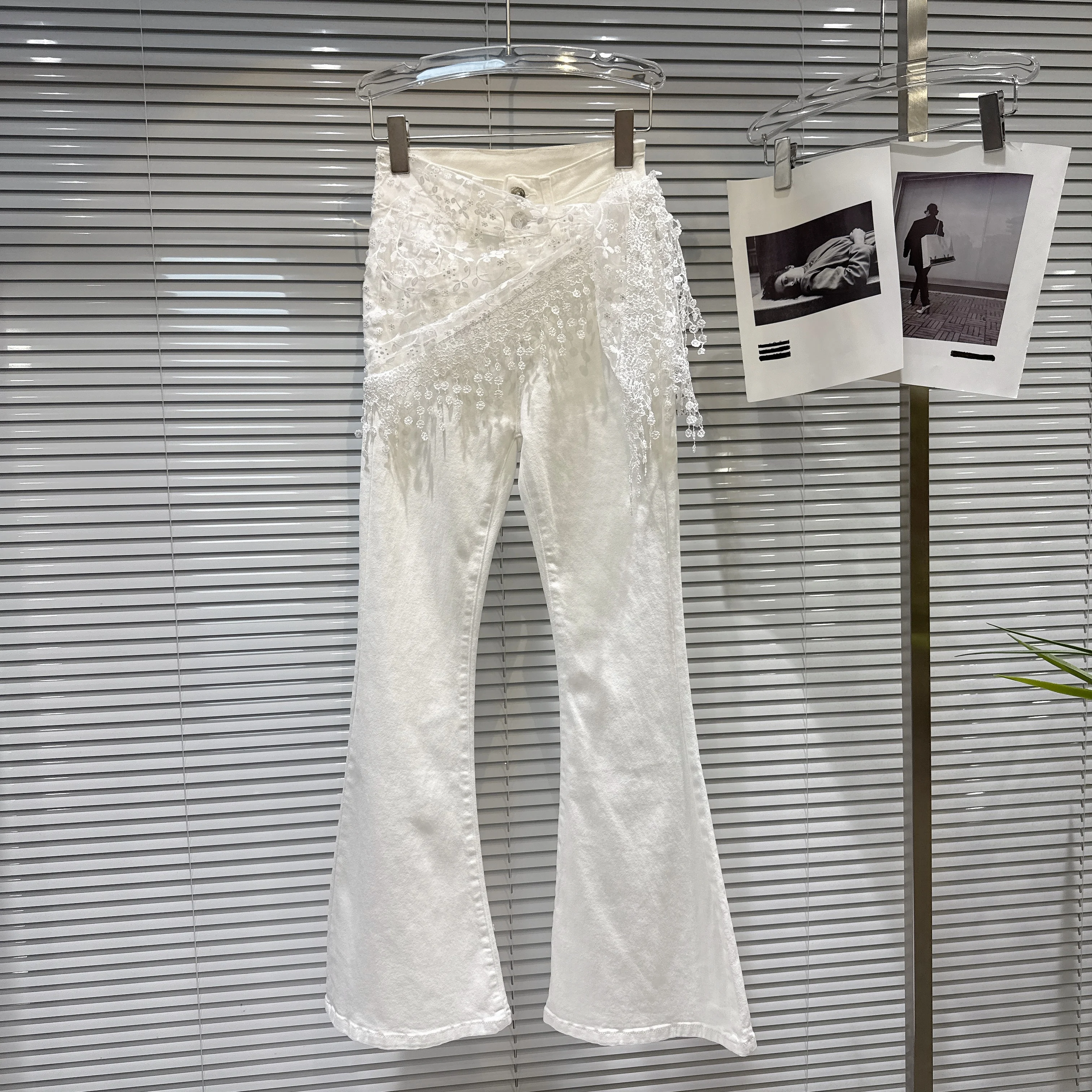 フリル付きデニムパンツ：トッパー刺繍と微喇デザインの実用性と着用シーン