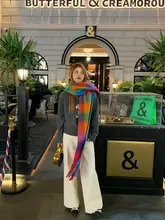 カラフルなチェック柄の暖かいマフラー【冬用・デザイン性のあるスタイル】