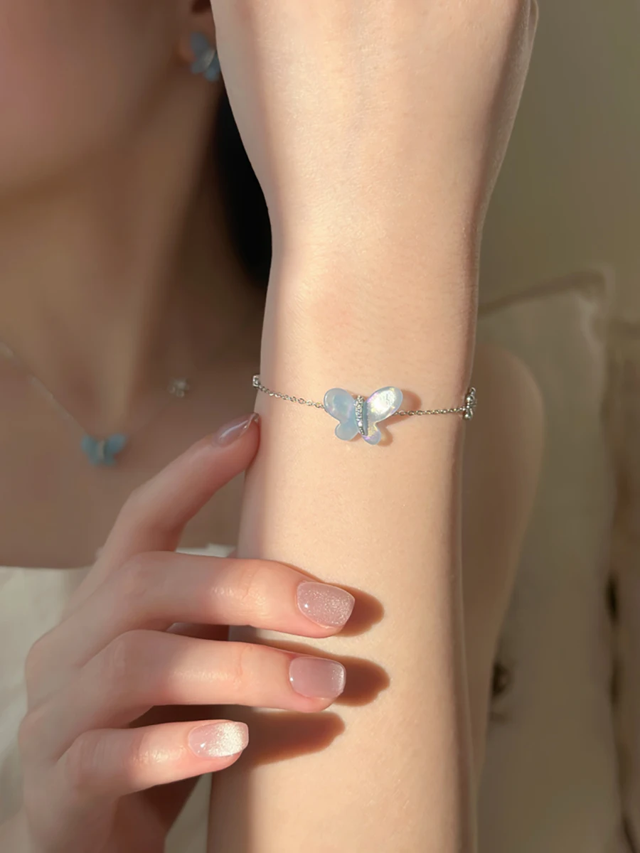 高級感のあるブルー樹脂製バタフライブレスレット：夏用女性向けエレガントアクセサリーの実用性と価格分析