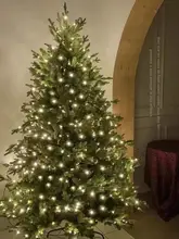 大型のリアルなLED付きクリスマスツリー【家庭用・子供向け装飾品】（セットアップ対応）