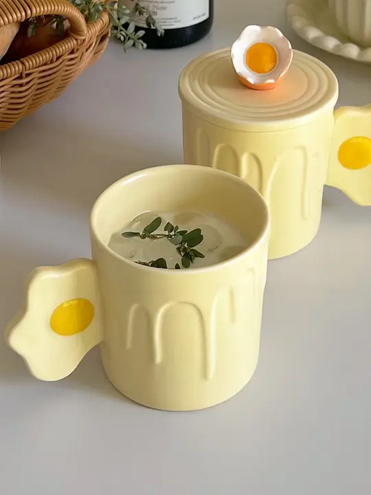 可愛いデザインの陶製マグカップ【クリームイエロー・蓋付き・スプーン付】