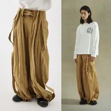 乱褶デザインのワイドレッグパンツ