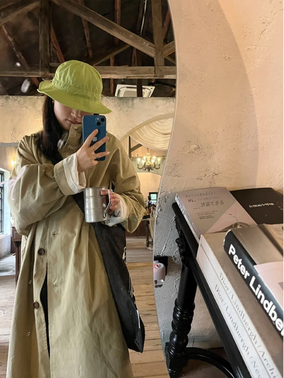 大人可愛い服 40代コーデの完全ガイド｜カキ色トレンチコートで心の余裕を演出