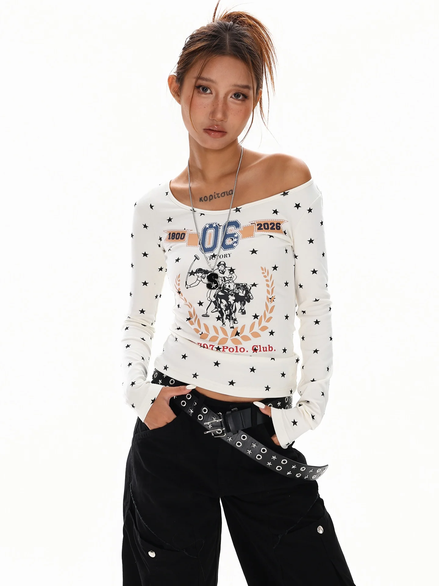 レディースオフショルダー長袖Tシャツ：アメリカンレトロスタイルのスリムフィットで夏を彩る