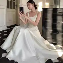 光沢感のある白色キャミソールドレス【デザイン性・ウエストシェイプ・中長丈・スクエアネック】