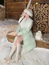 可愛らしい大きなフォックスファー付きの中長丈ダウンコート【ホワイトダックダウン】