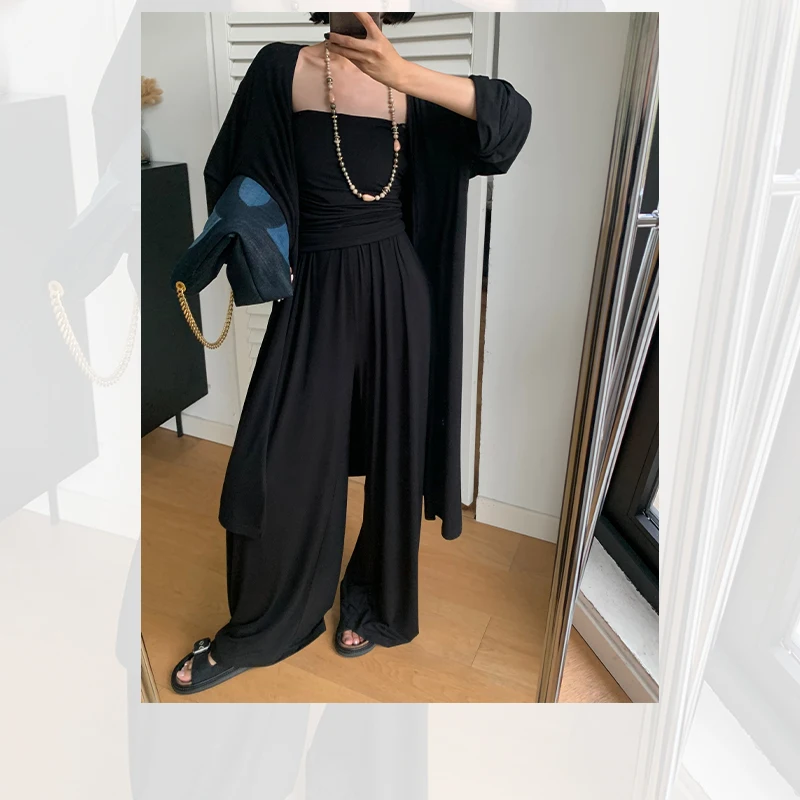 洗練されたデザインのブラトップとストレートパンツセット：20代女性の春コーデに最適なスタイリング