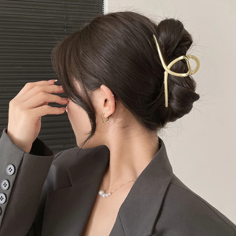 高級感あるメタルヘアクリップ：大型シャーククリップの実用性と使い勝手