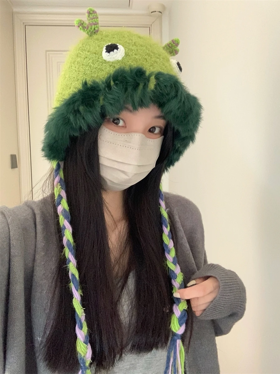 可愛いウサギの毛のキャラクター耳あて帽子は秋冬にどのようなシーンで活用されるのか