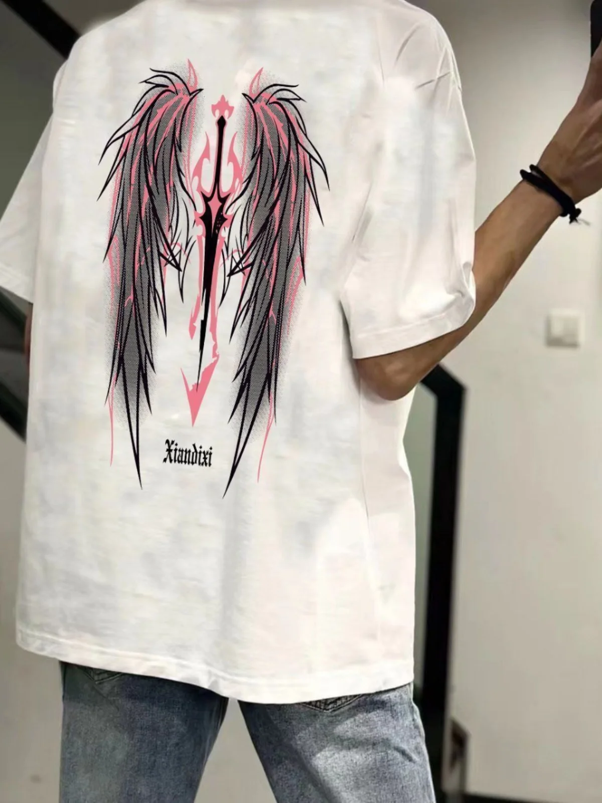 かっこいい赤キャラクター デザインの実例：高品質コットン製赤光魔剣と翼Tシャツのプロスペクト