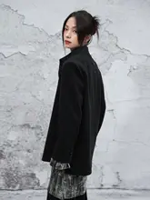 アシンメトリーなデザインの刺繍入りジャケット【秋冬用・取り外し可能】