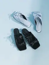上品なシルクサテンのリボン付きスクエアトゥサンダル【シンプルで可愛いデザイン】