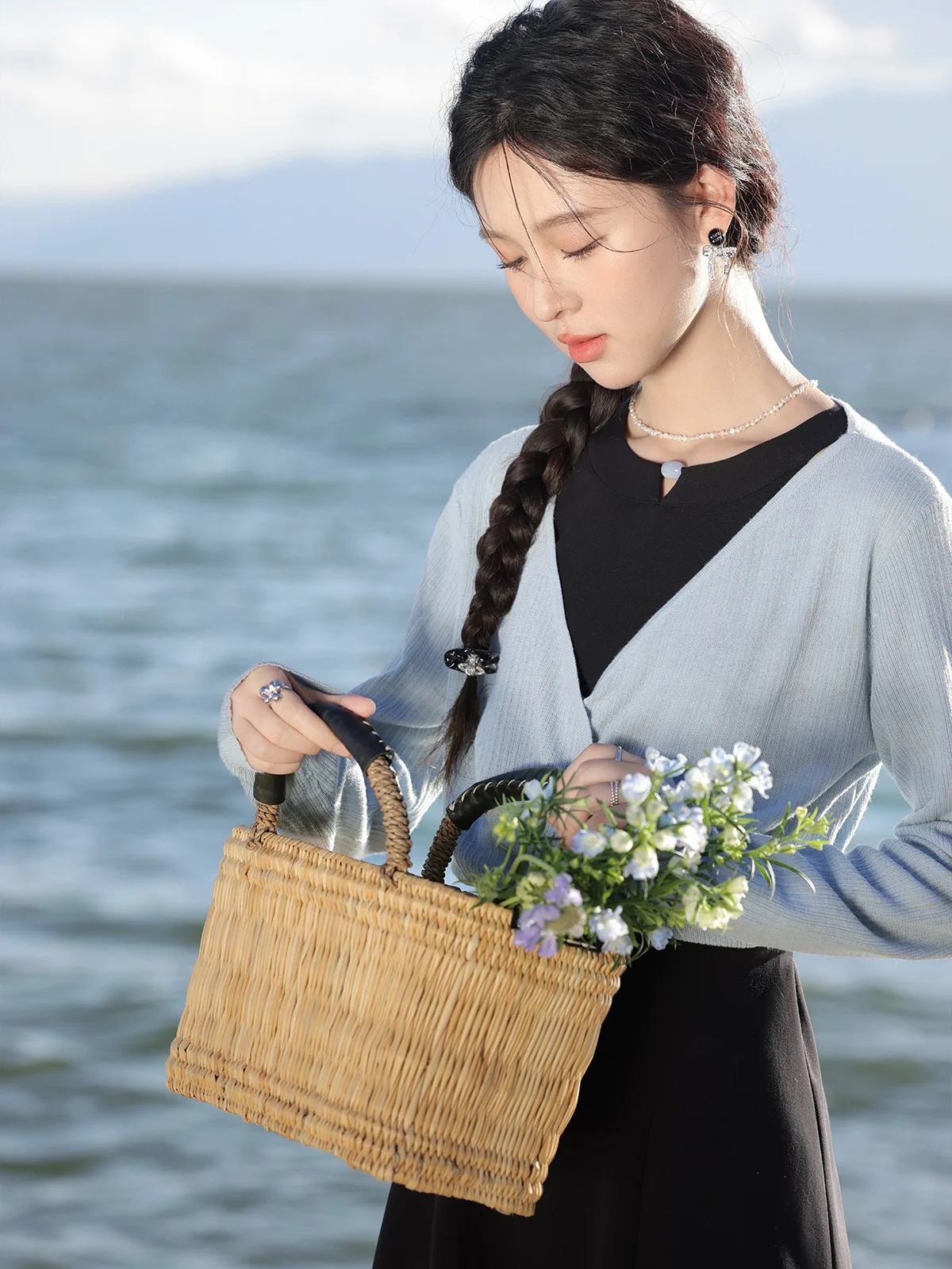 全身黒コーデ 夏にぴったりなワンピースは、どう選ぶ？
