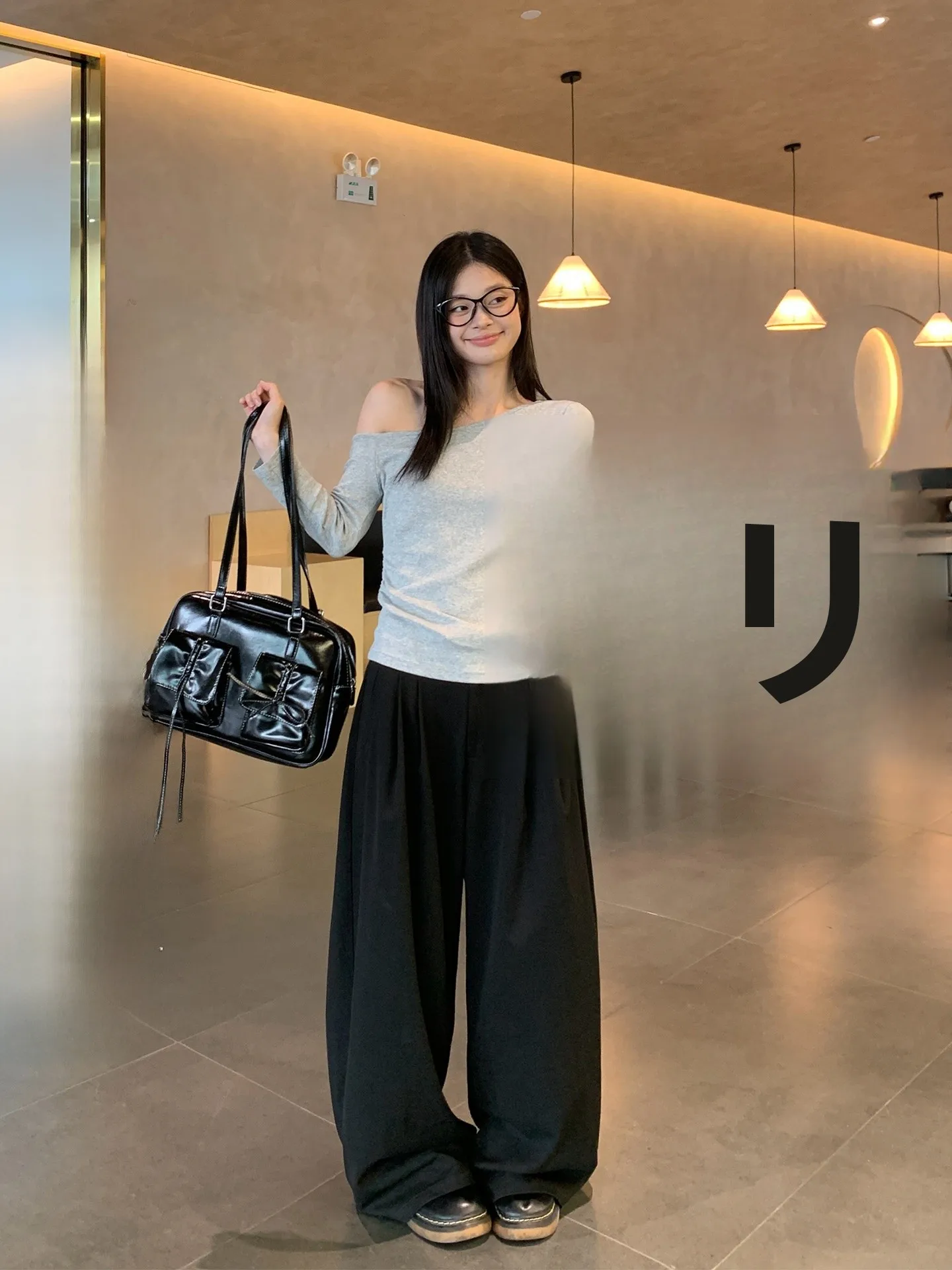 20代女性の通勤スタイルに欠かせないブラックパンツは、どう選ぶ？