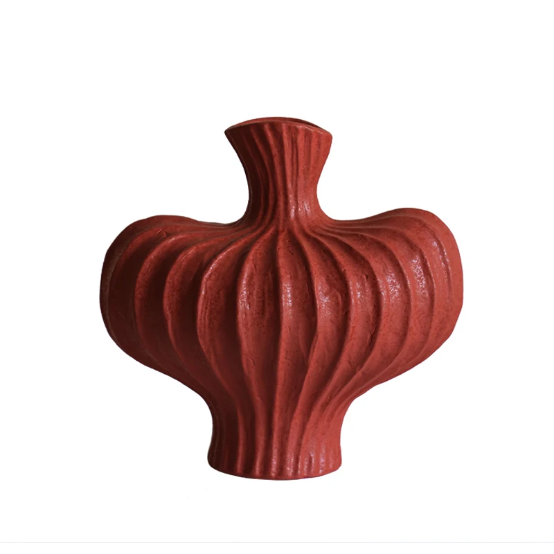 伝統工芸品と現代の美しさをどう選ぶ？陶器の花瓶がもたらす、日常の温もりとは