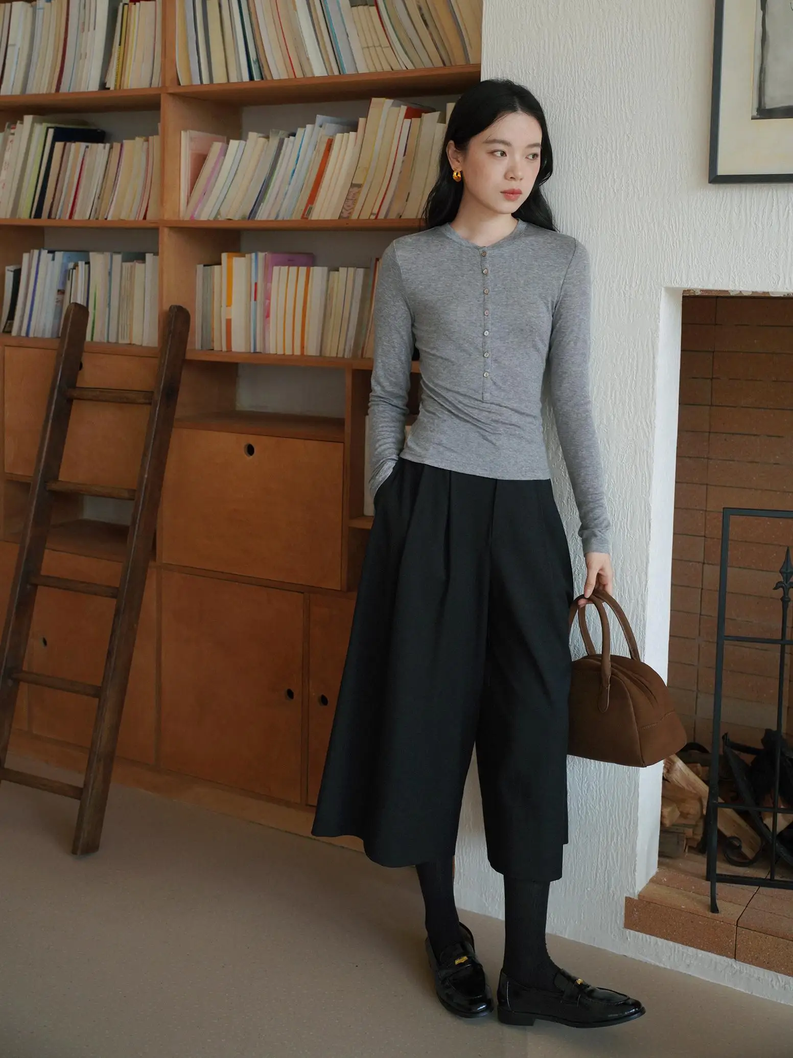 ママコーデの基本スタイルとは？ヘンリーネックTシャツで失敗しない秋のコーデを徹底解説