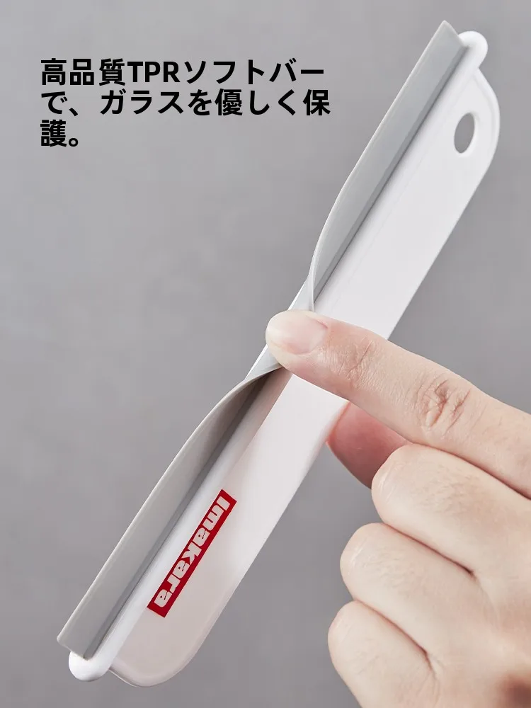 お風呂の鏡に水垢がつく原因を解決！鏡用水切りスクレイパーでどうやって掃除するの？