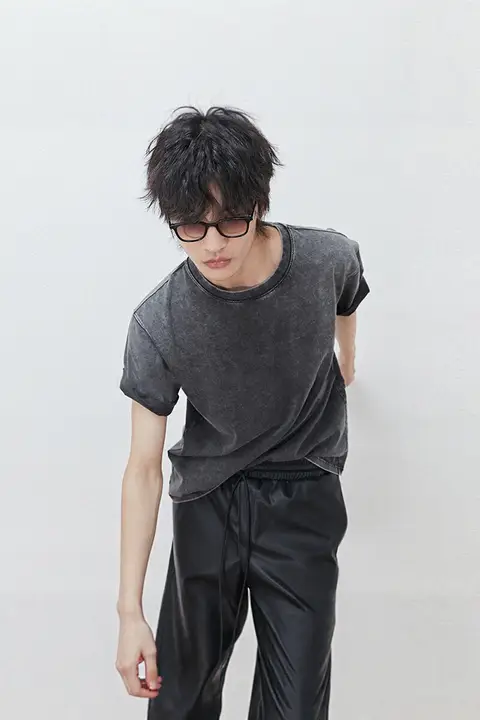 ヴィンテージ感あるグランジスタイルの短袖Tシャツ【花柄・男性用】