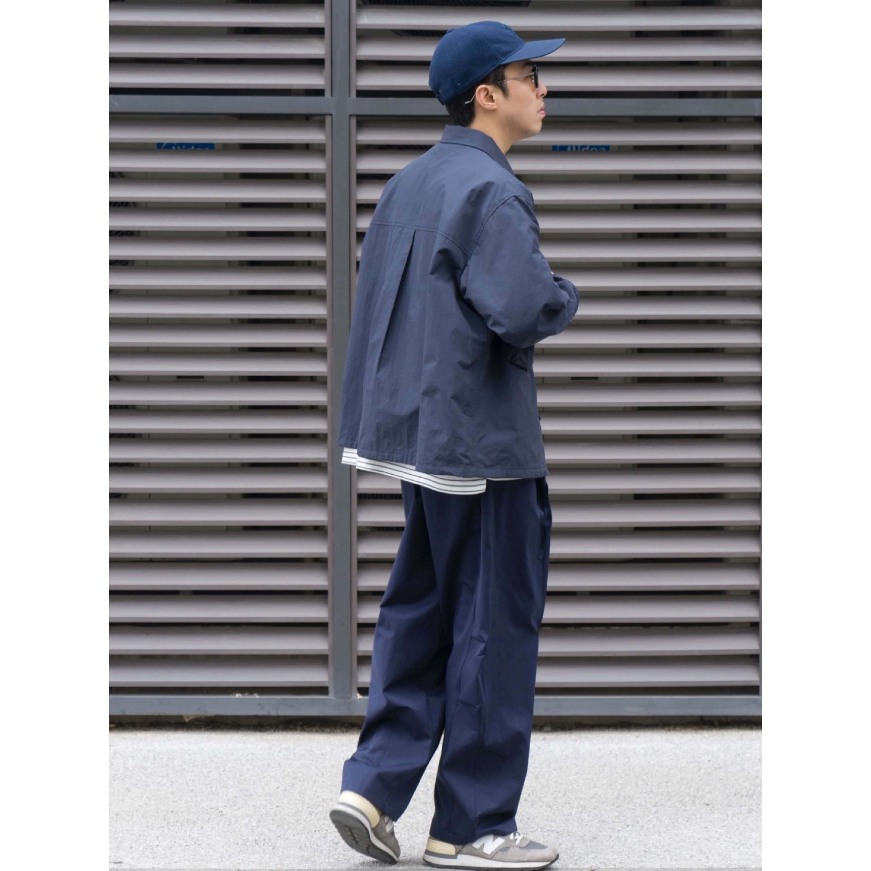 ワイドパンツ メンズ 着こなしのためのスタイリッシュな工装スタイル