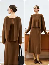 カーキ色のファッショナブルなトップスとスカート【冬用・デザイン性あり】（セットアップ対応）