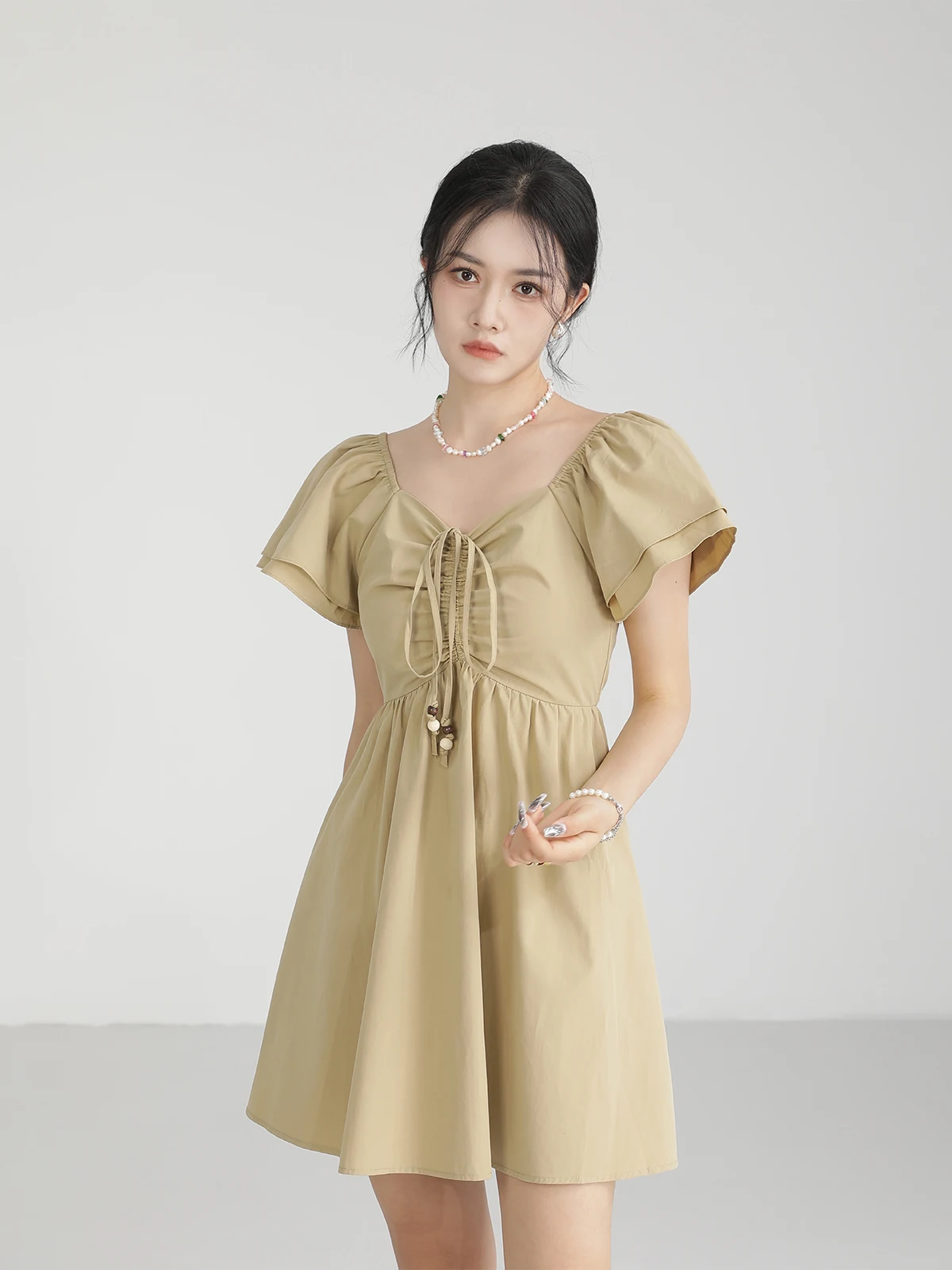 フレンチスタイルのミニドレス：夏用A字シルエットで通勤とレジャーを両立