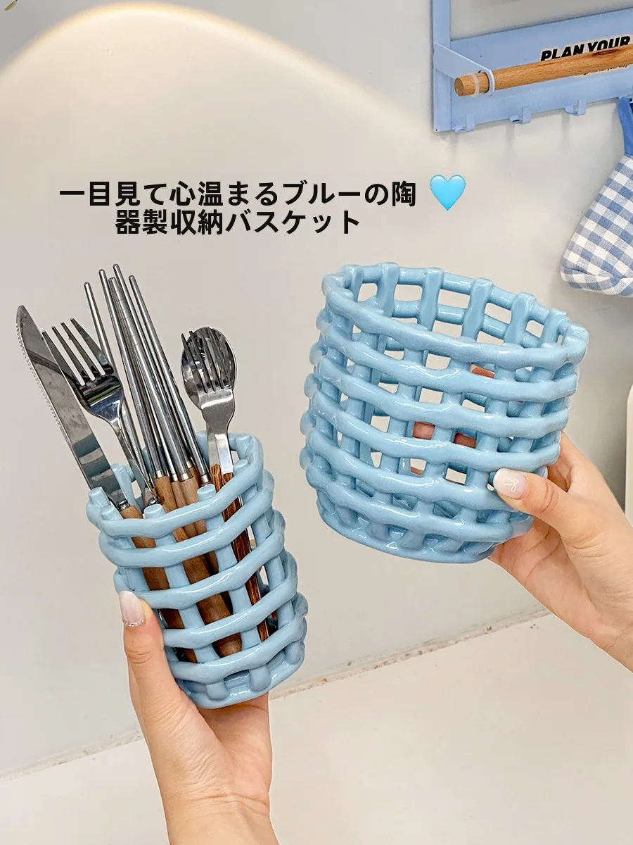 ブルー系陶器バスケット：現代的なキッチン収納の実用性とデザインバランス