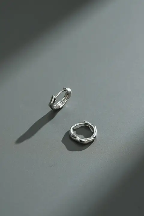 極上の柔らかさ！925純銀製 ミニマルデザインのフープイヤリング【シンプル・女性用】