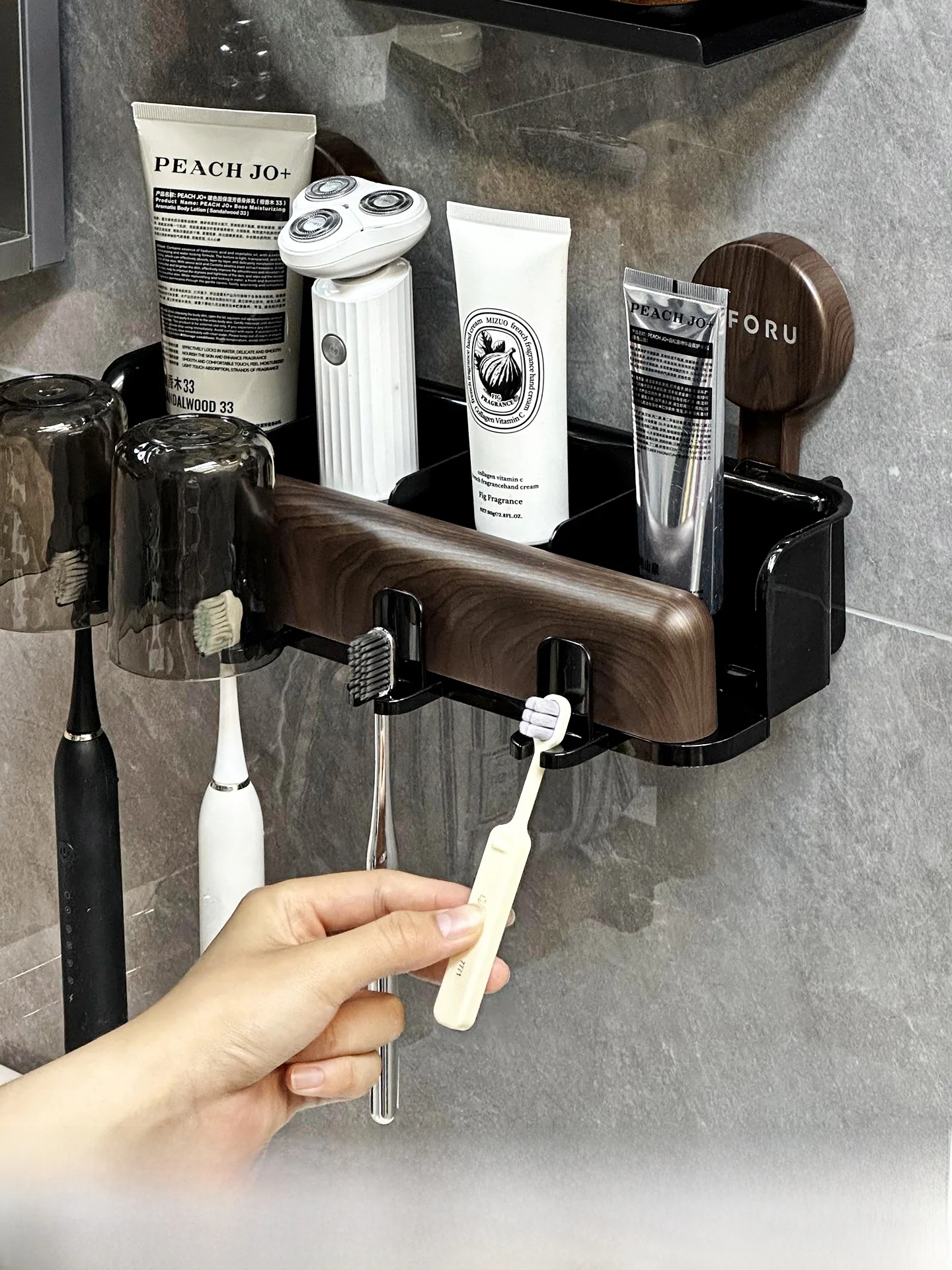吸盤付き洗面器ホルダー：アンティーク風木目調で家族用の収納を実現