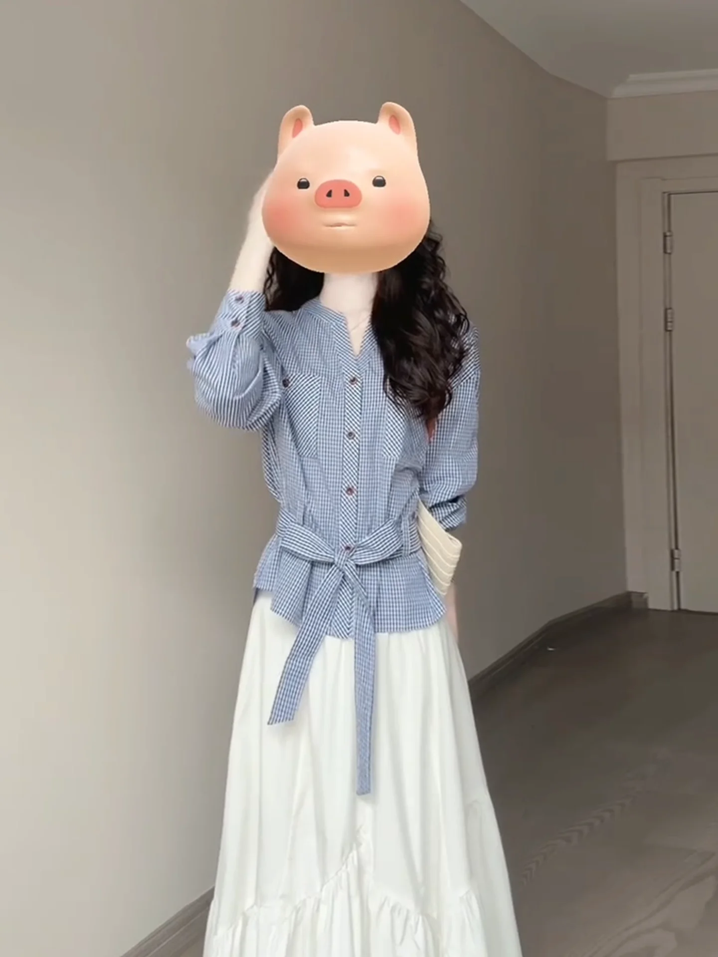 チェック柄シャツとスカートの春コーデ：カジュアルユニークデザインセットアップの実用性と使い方