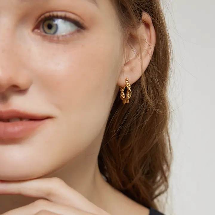 ツイスト編みデザインの金属製イヤリング【フレンチスタイル・軽量・シンプル】
