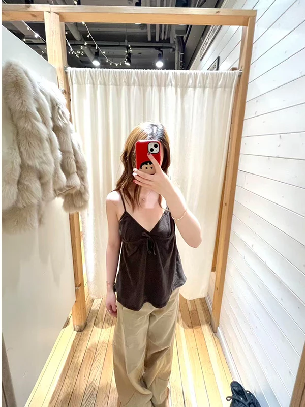 黒 デニム ワイド パンツを選ぶべきタイミングは？カキ色ワイドレッグデニムが春のスタイルを救う理由